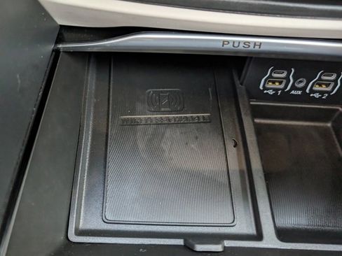 Used 2023 Chrysler Pacifica Limited image 17