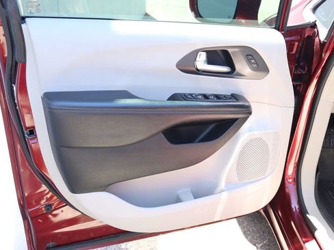 Used 2020 Chrysler Pacifica Limited FWD image 26