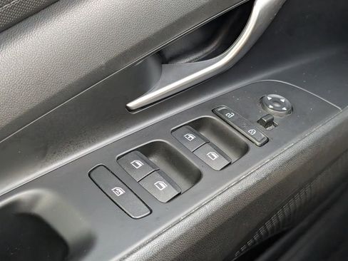 Used 2023 Hyundai Elantra SE image 12