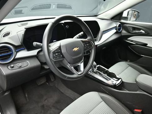 Used 2025 Chevrolet Trax LT w/ LT Convenience Package FWD image 11
