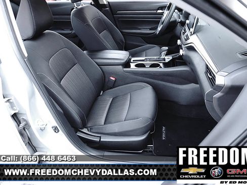 Used 2024 Nissan Altima 2.5 SV FWD image 11