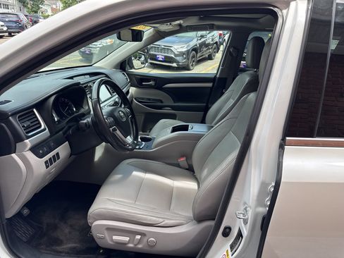 Used 2017 Toyota Highlander XLE w/ Protection Package #3 AWD/4WD image 15