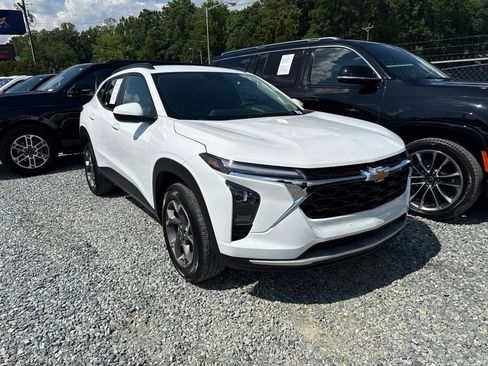 Used 2025 Chevrolet Trax LT FWD image 2
