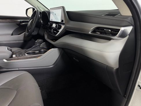 Used 2024 Toyota Highlander Platinum image 32