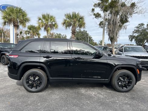 New 2025 Jeep Grand Cherokee Altitude image 10