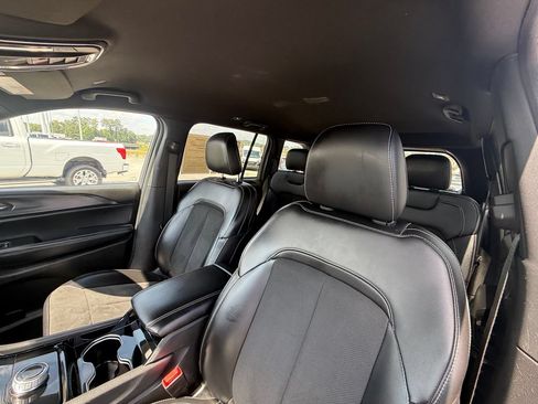 Used 2023 Jeep Grand Cherokee Altitude AWD/4WD image 21