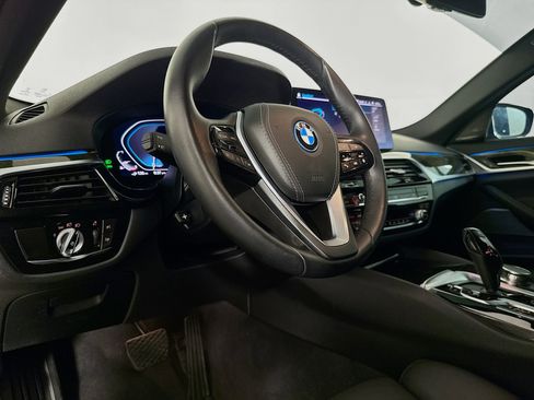 Used 2023 BMW 530e w/ Premium Package image 22