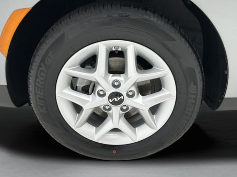 Used 2025 Kia Soul LX w/ LX Technology Package FWD image 9
