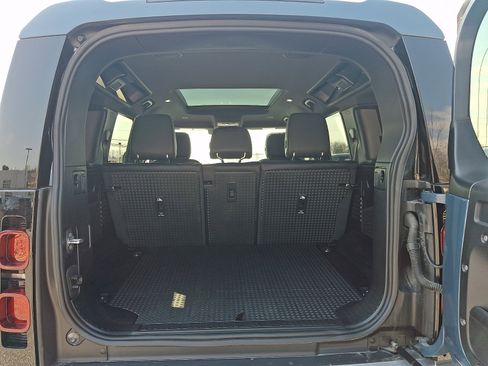 Used 2023 Land Rover Defender 110 SE image 28