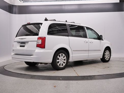 Used 2014 Chrysler Town & Country Touring FWD image 5