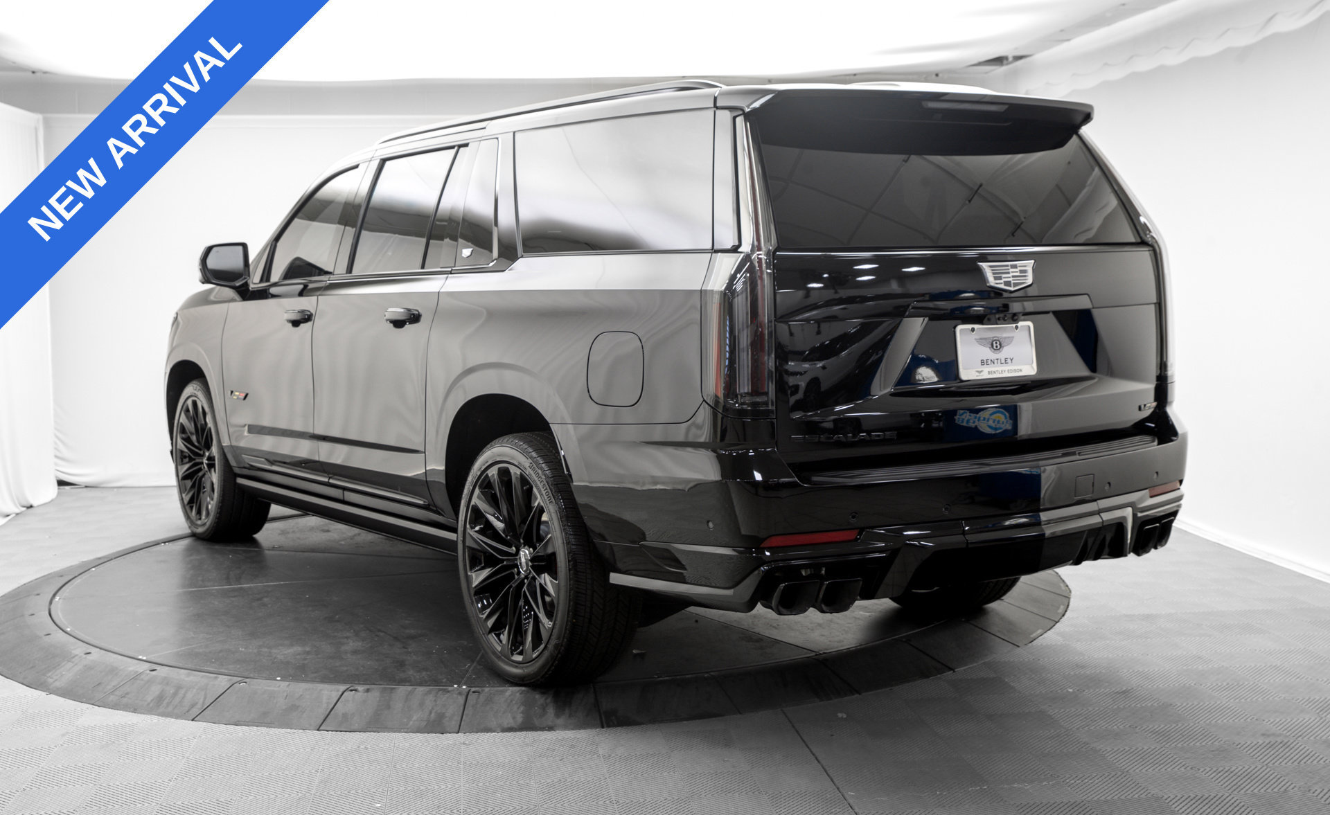 Used 2026 Cadillac Escalade ESV V w/ LPO, ONYX Package AWD/4WD image 5