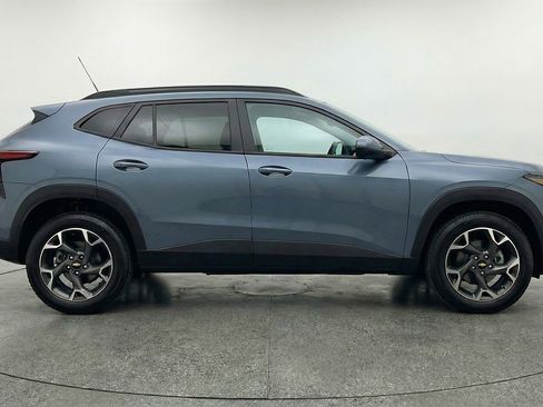 Used 2025 Chevrolet Trax LT FWD image 11