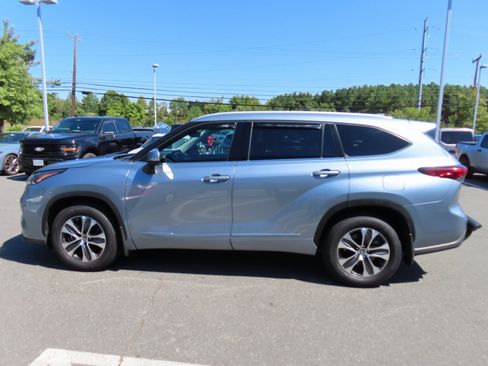 Used 2022 Toyota Highlander XLE image 8
