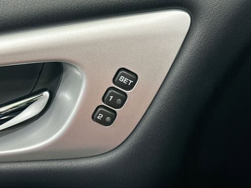 Used 2018 Nissan Pathfinder Platinum image 17