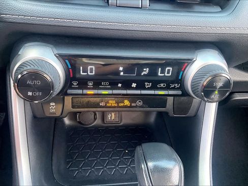 Used 2025 Toyota RAV4 LE AWD/4WD image 31