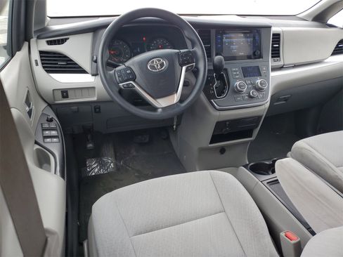 Used 2016 Toyota Sienna LE image 10