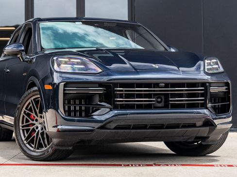 Certified 2025 Porsche Cayenne Turbo AWD/4WD image 9