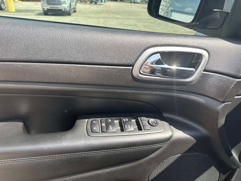Used 2018 Jeep Grand Cherokee Laredo image 19