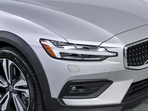 Certified 2025 Volvo V60 B5 Cross Country Plus image 38