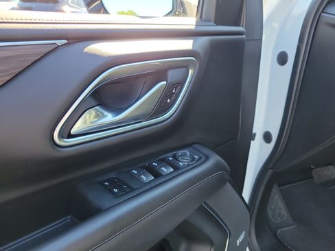 Used 2021 Chevrolet Tahoe Z71 w/ Z71 Off-Road Package AWD/4WD image 18