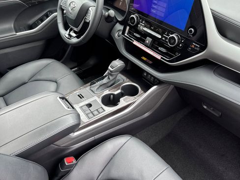 New 2026 Toyota Highlander Platinum AWD/4WD image 19