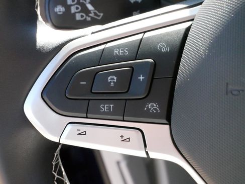 Certified 2024 Volkswagen Tiguan SE w/ Panoramic Sunroof Package image 25