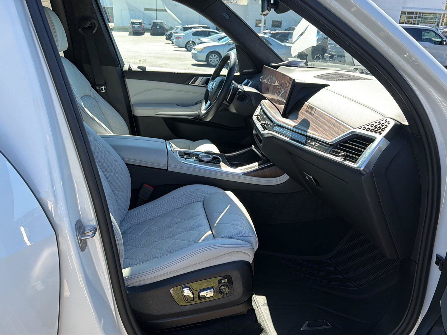 Used 2024 BMW X7 xDrive40i w/ Premium Package AWD/4WD image 15