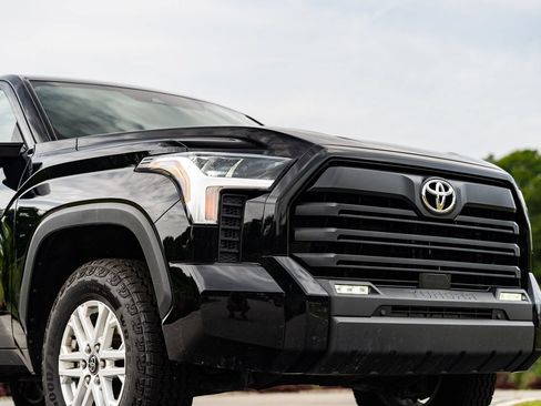 Used 2025 Toyota Tundra SR5 w/ SR5 Convenience Package AWD/4WD image 9