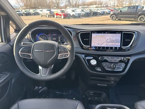 New 2026 Chrysler Pacifica Select image 6