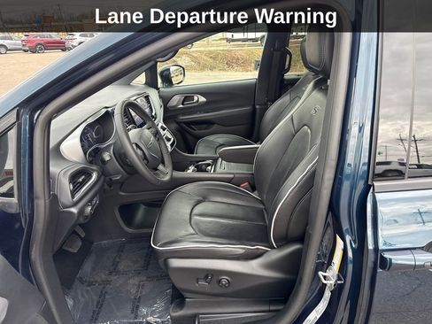 Used 2025 Chrysler Pacifica Limited FWD image 12