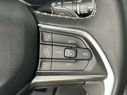 Used 2023 Jeep Grand Cherokee Limited image 29