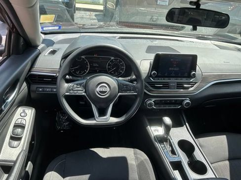 Used 2025 Nissan Altima 2.5 SV FWD image 25
