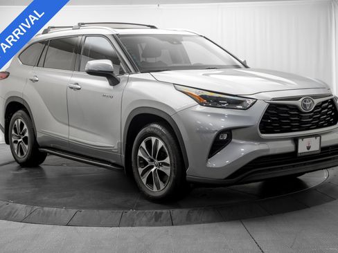 Used 2021 Toyota Highlander XLE AWD/4WD image 9