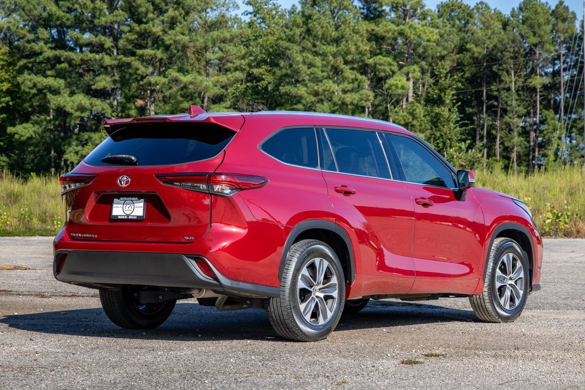 Used 2020 Toyota Highlander XLE FWD image 4