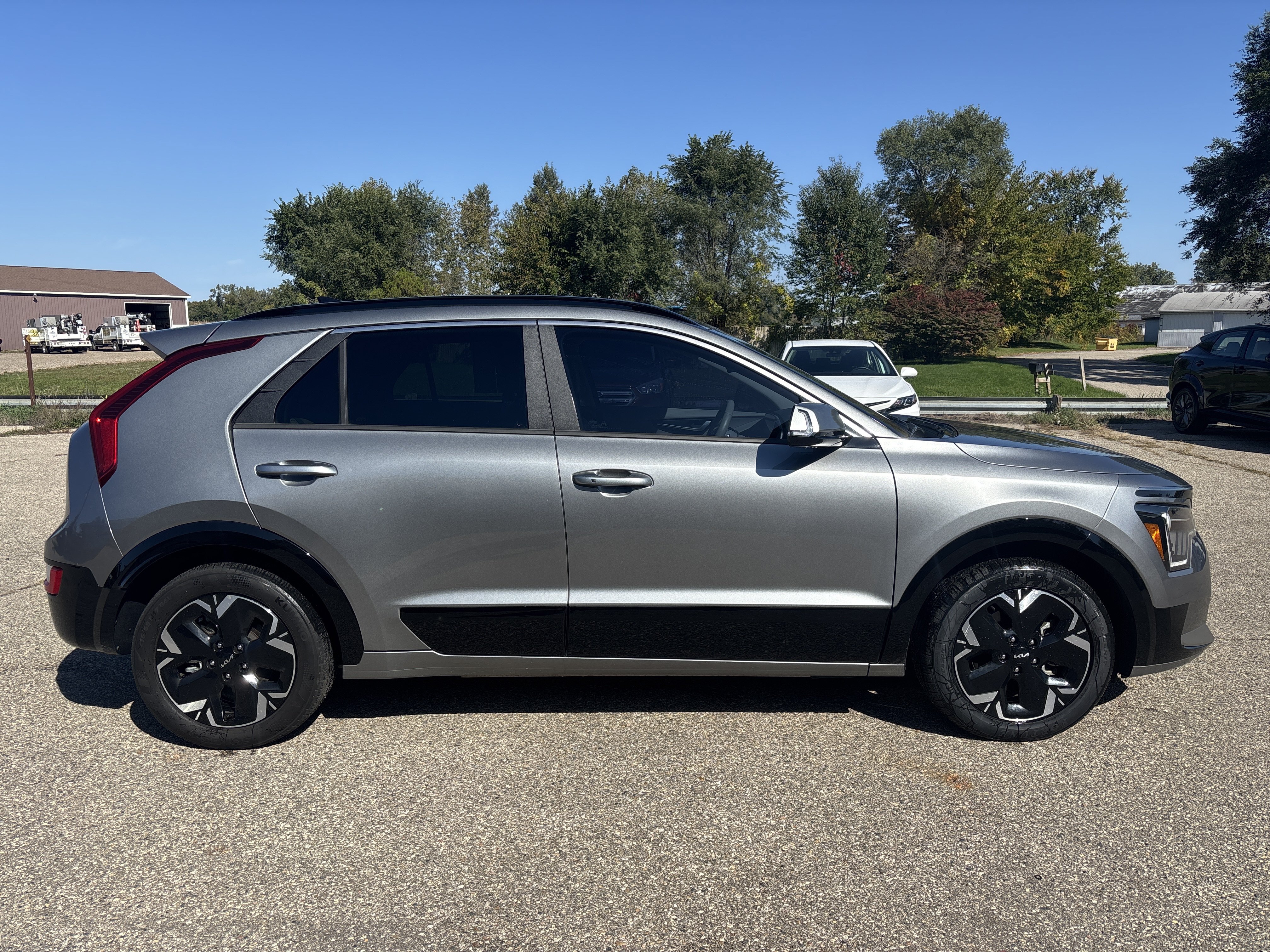 Used 2023 Kia Niro Wind w/ Wind Preserve Package FWD image 2
