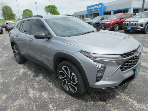 Certified 2025 Chevrolet Trax RS w/ Driver Confidence Package FWD image 7