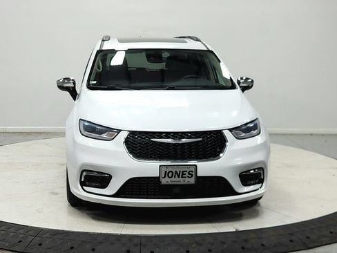 Used 2023 Chrysler Pacifica Limited FWD image 3