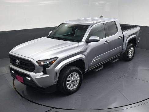 Used 2025 Toyota Tacoma SR5 RWD image 18