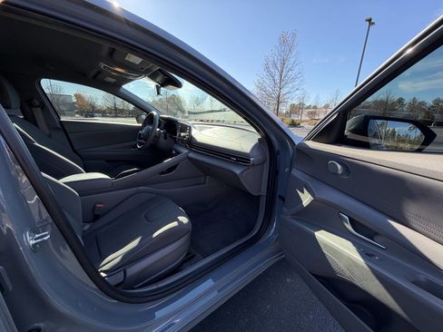 Used 2023 Hyundai Elantra SEL w/ Preferred Accessory Package image 19