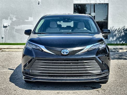 Used 2025 Toyota Sienna LE image 9