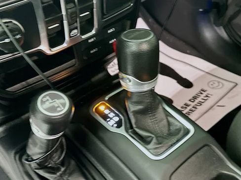 Used 2023 Jeep Gladiator Sport image 23