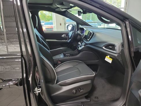 New 2026 Chrysler Pacifica Limited w/ S Appearance Package image 10