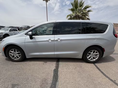 Used 2023 Chrysler Voyager LX FWD image 2