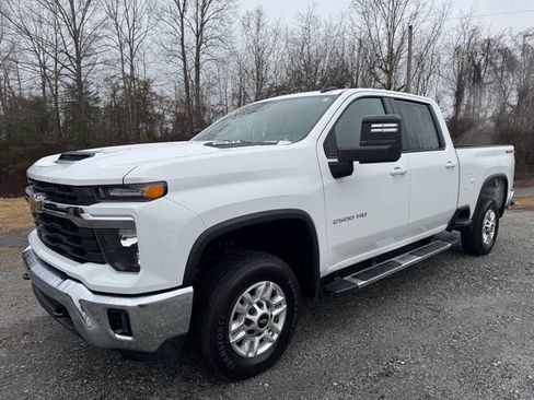 Used 2025 Chevrolet Silverado 2500 LT w/ Convenience Package AWD/4WD image 3