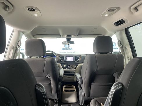 Used 2022 Chrysler Voyager LX image 8