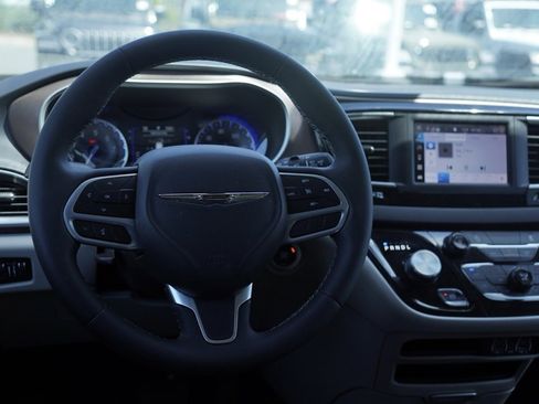 Used 2023 Chrysler Voyager LX image 23