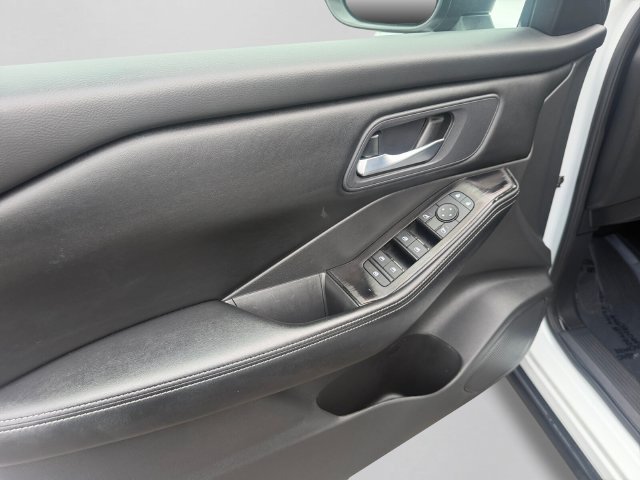 Used 2025 Nissan Rogue SV FWD image 11