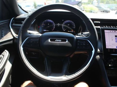 Used 2024 Jeep Grand Cherokee Limited w/ Black Appearance Package AWD/4WD image 15