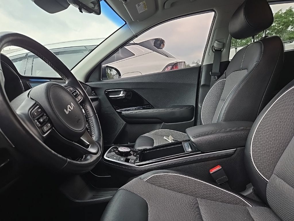 Used 2022 Kia Niro EX w/ Cold Weather Package FWD image 29