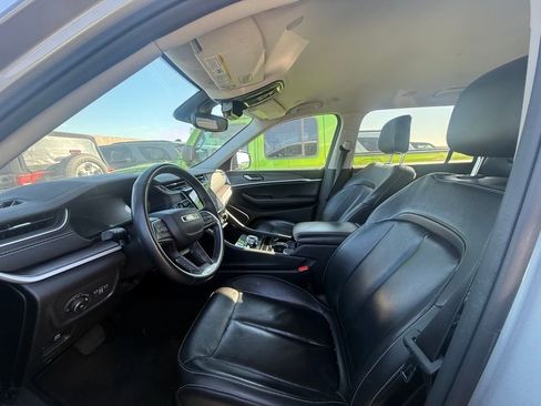 Used 2025 Jeep Grand Cherokee Laredo w/ MOPAR Finishing Package image 5